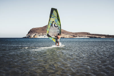 Hoe en waar kun je leren windsurfen? Een paar handige tips!
